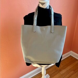 NWOT Jackson and Hyde Tote Bag and Matching Wristlet with Gold Chain